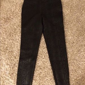 🎉HP🎉 Zara - Faux leather snake print legging💕