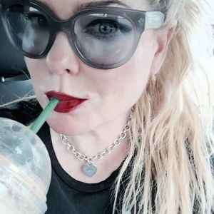 Meet your Posher, Joya