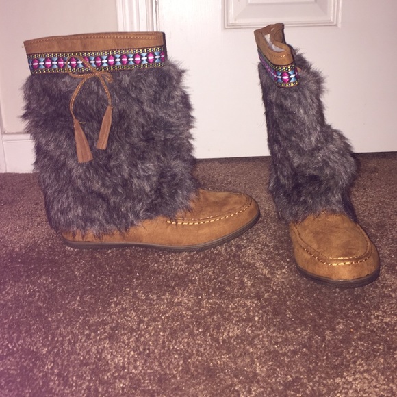 Call is spring faux fur moccasin boots. Size 6