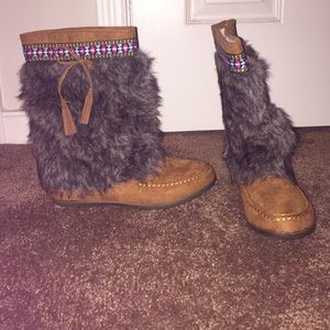Call is spring faux fur moccasin boots. Size 6