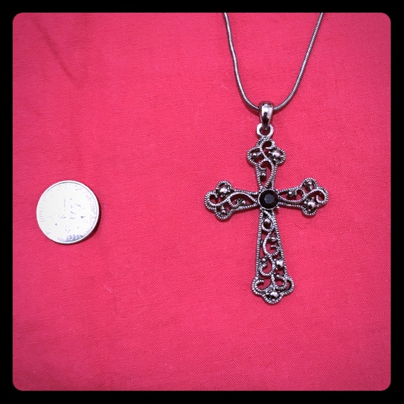 Gothic color scheme cross necklace - Picture 1 of 2
