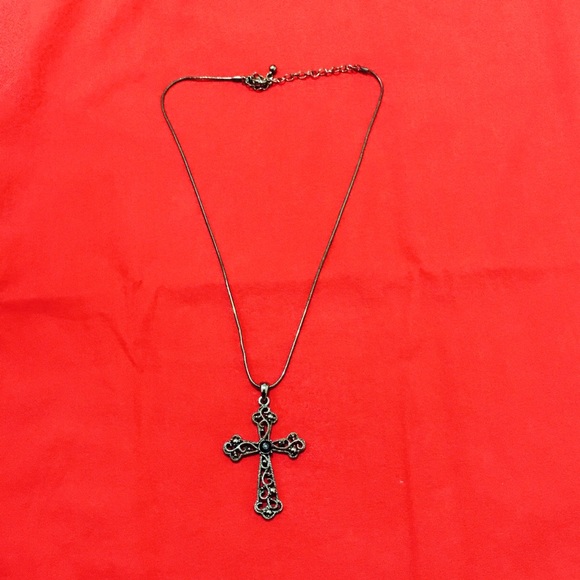 Gothic color scheme cross necklace - Picture 2 of 2