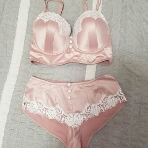 Like new! Beautiful lingerie set