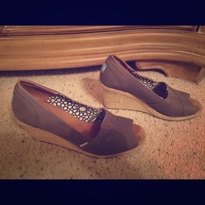 Grey wedge TOMS