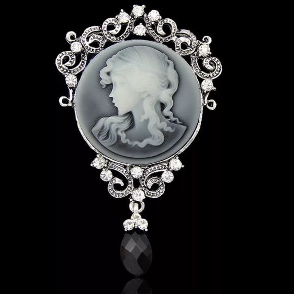 Jewelry - Cameo Brooch