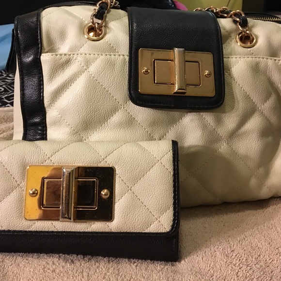 Handbag (Medium Size) ONLY THE PURSE‼️