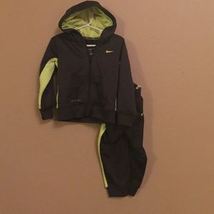 Nike therma-fit two piece sweatsuit