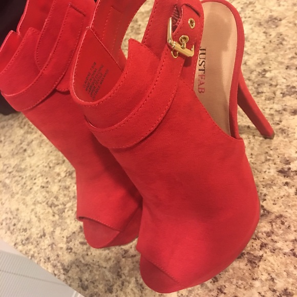 Red opened toed heels - Picture 2 of 4