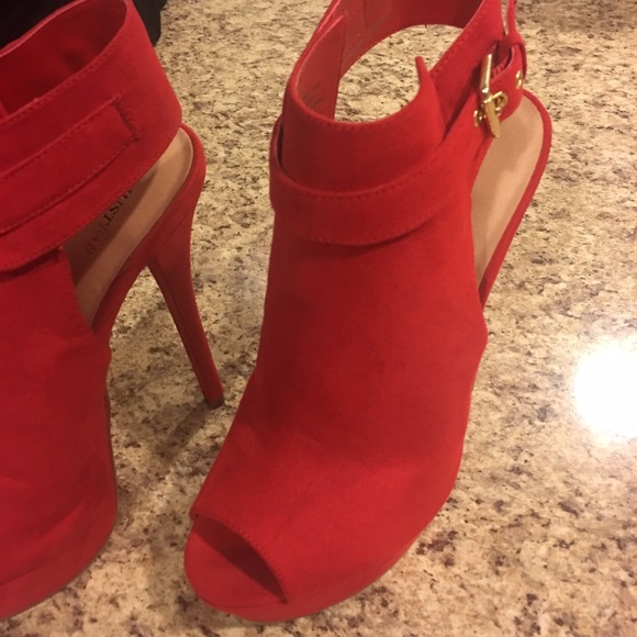Red opened toed heels - Picture 3 of 4