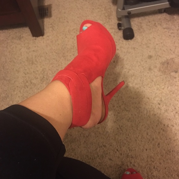 Red opened toed heels - Picture 4 of 4