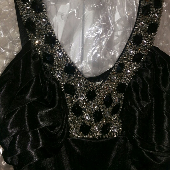 Black dress gown or prom - Picture 2 of 4