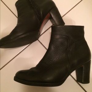 Rossi & Carusso. Size 7 black leather bootie