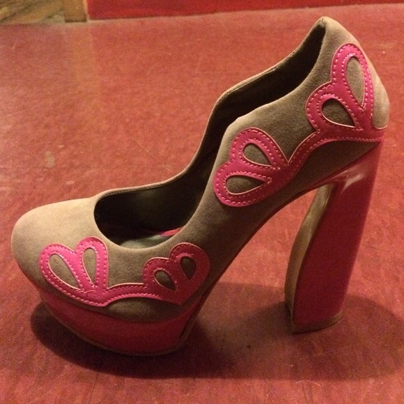 Fashionable faux suede and vinyl platform heals - Picture 2 of 3