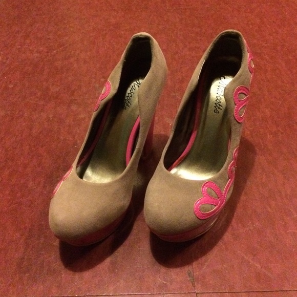 Fashionable faux suede and vinyl platform heals - Picture 3 of 3