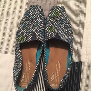 AUTHENTIC TOMS patterned shoe 7.5 PRICE DROP!!!!