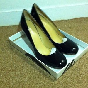 Nine West round toe black patent pumps 9.5