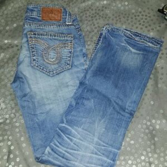 Light wash buckle jeans