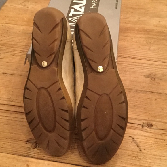 Aquatalia "What Ice Metal" Sz 10 B, Metallic Gold - Picture 4 of 4