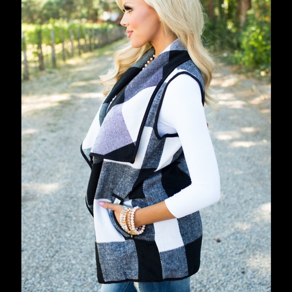 ❤SOLD OUT🎉Stylish & Cozy Black White Plaid Vest - Picture 2 of 4