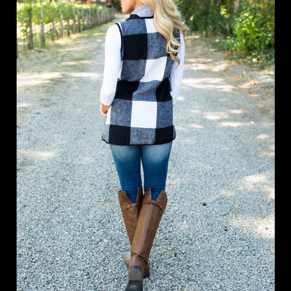 ❤SOLD OUT🎉Stylish & Cozy Black White Plaid Vest - Picture 3 of 4