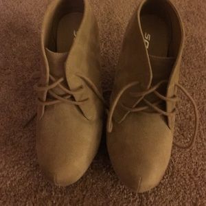 Lace up, platform, suede boot