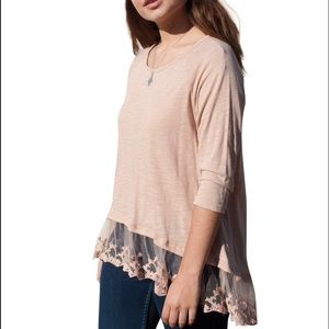 🔴 Pinkish tan top with lace details