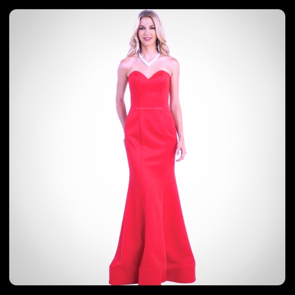 Gorgeous simple long gown - Picture 1 of 8