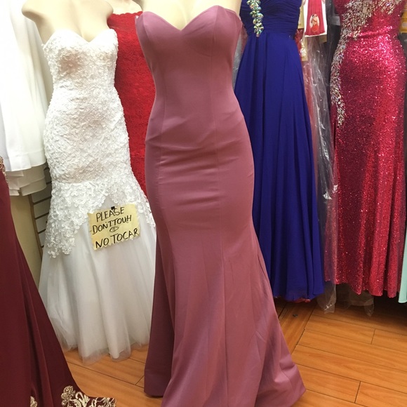 Gorgeous simple long gown - Picture 3 of 8