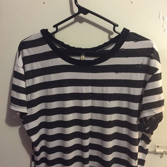 LF Emma & Sam B&W distressed t-shirt dress - Picture 3 of 4