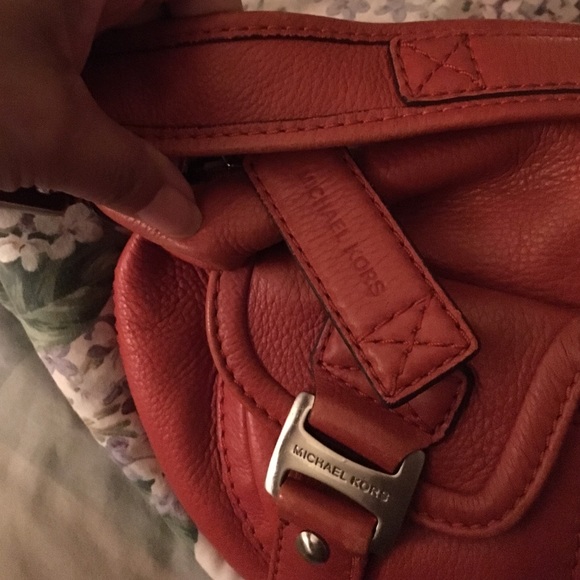 MK ORANGE PURSE USED BUT IN EXCELLENT CONDITION🌺 - Picture 3 of 4