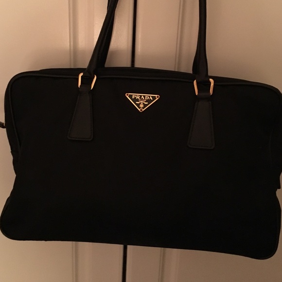 PRADA BLACK AUTHECTIC PURSE MINIMAL USE🌺🌺