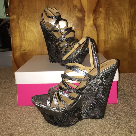 Snake print wedges - Picture 1 of 4