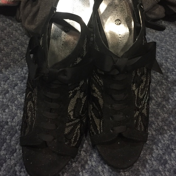 Black open toe heeled shoe