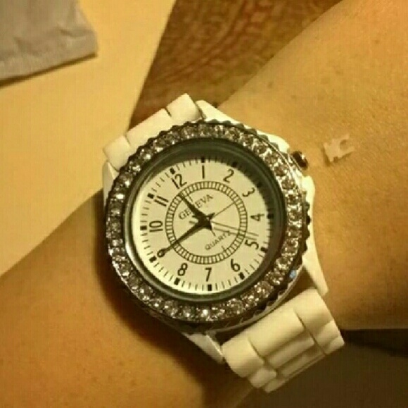 Silicone GENEVA Watch Women Rhinestone Watches - Picture 5 of 9