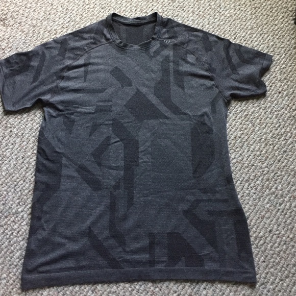 Lululemon men's large grey tee shirt