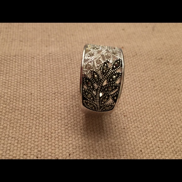 Silvertone Crystal Leaf Ring. - image 3
