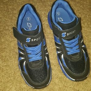 Boys gym shoes never worn
