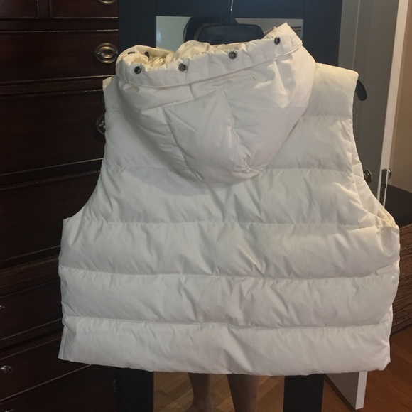 GAP. LIKE NEW. White down vest. Children's size L - Picture 2 of 2