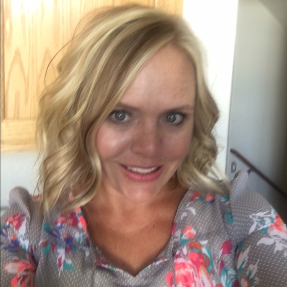 Meet your Posher, Nicole - Picture 1 of 1