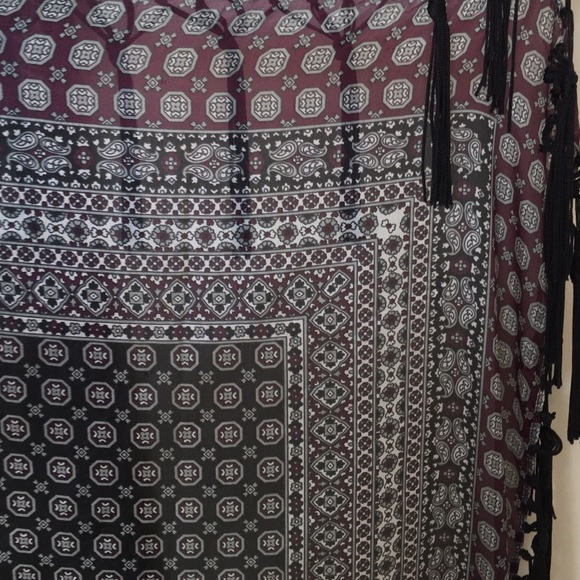 Silk scarf with fringe - Picture 2 of 2