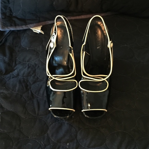 Prada sandals gorgeous shoes hardly wore these - Picture 2 of 4