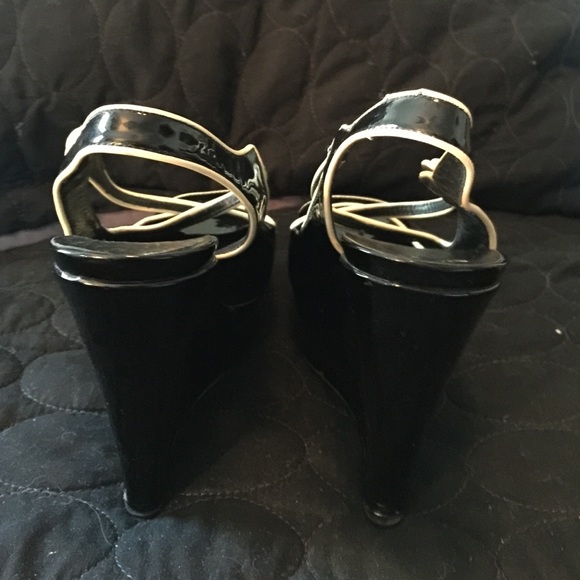 Prada sandals gorgeous shoes hardly wore these - Picture 4 of 4