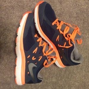 Nike Dual Fusion athletic shoes -- 6Y