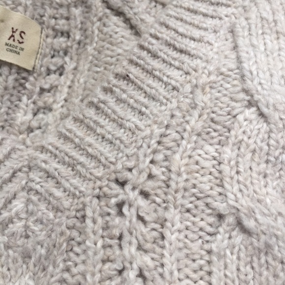 ❌SOLD❌Cream Hollister Knit Sweater - Picture 3 of 4