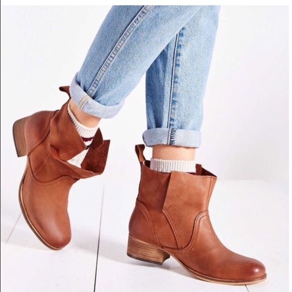 Ecote/Urban Outfitters brown booties