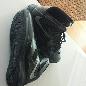NIKE Lebron X Black/Metallic Silver