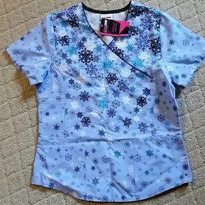 Scrub top nwt winter snowflake Small