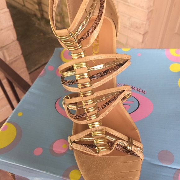 💥💥💥NWT💥💥💥Wedge 💥💥💥💥💥💥💥💥💥💥💥💥💥 - Picture 2 of 3