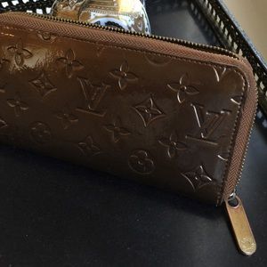 Louis Vuitton zippy wallet