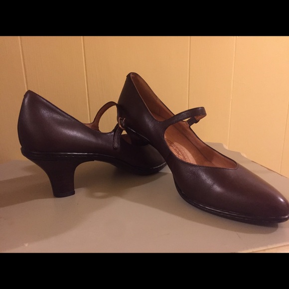 SALE❤ SOFFT Brown Mary Jane Heels size 9